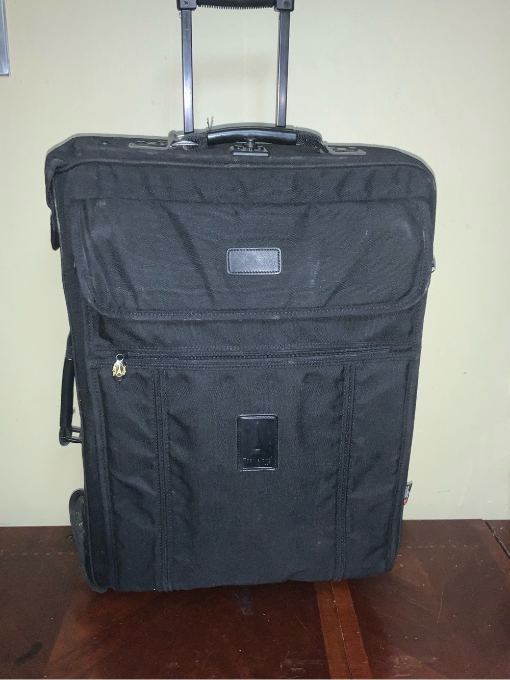 Travelpro 24” cordua plus Crew Bi-Fold wheeled Garment Bag Luggage. Good cond.